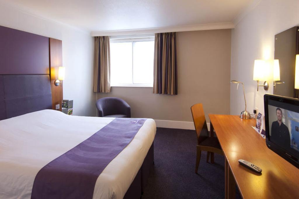 Premier Inn Swindon Central Exterior foto