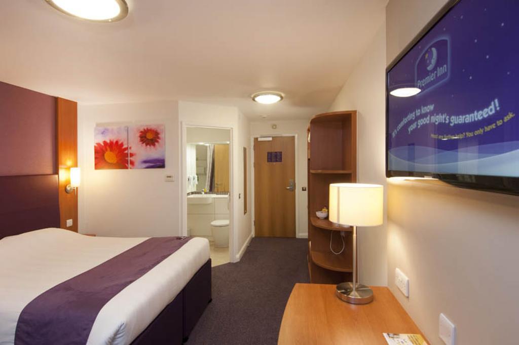 Premier Inn Swindon Central Exterior foto
